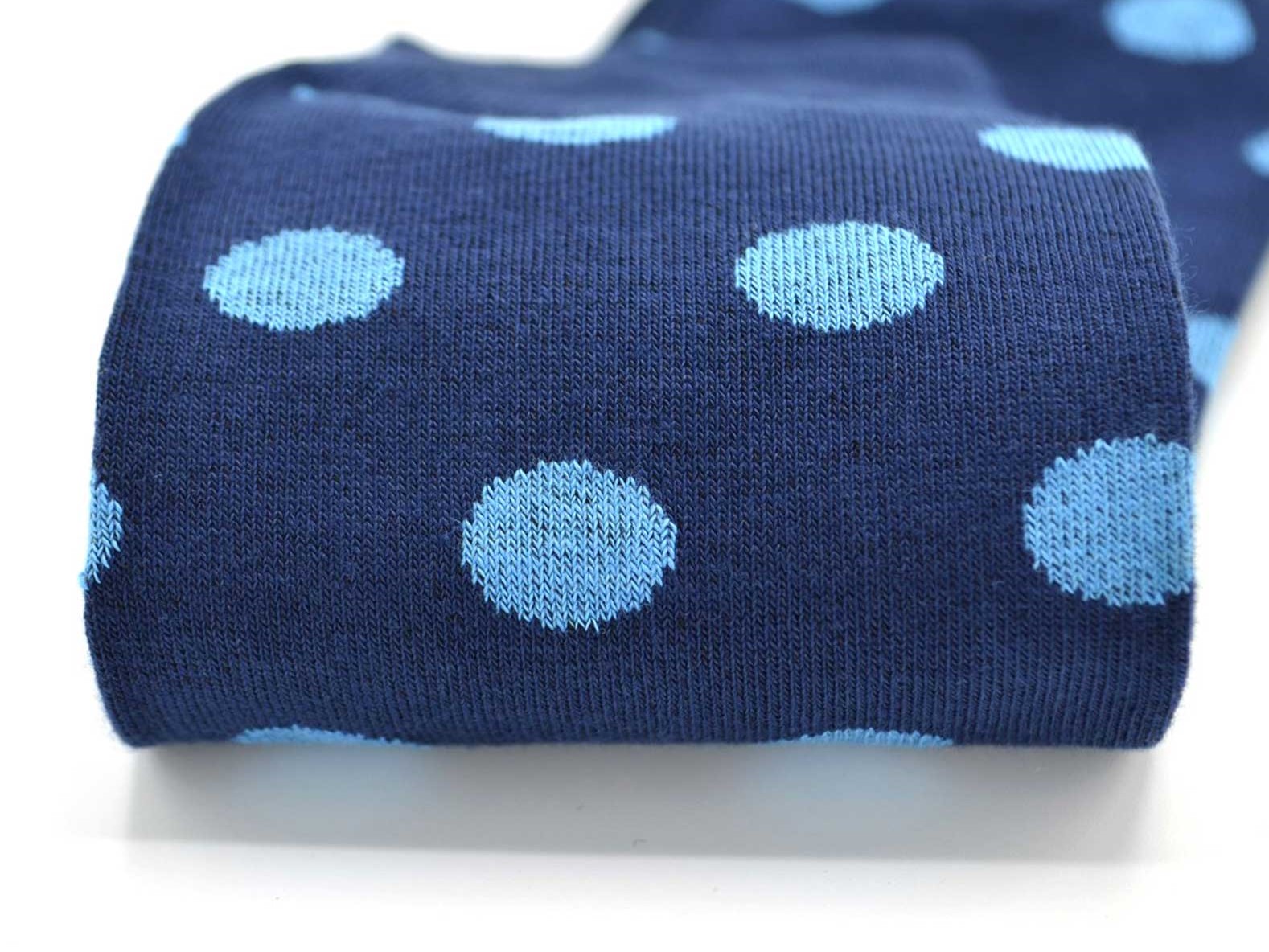 chaussettes-fantaisie-hommes-femmes-en-coton-bleu-marine-à-motif-gros-pois-bleu-ciel-remaillées-à-la-main